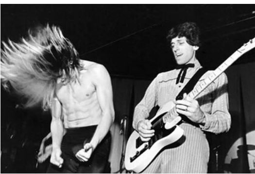 Умер бывший гитарист Red Hot Chili Peppers Джек Шерман