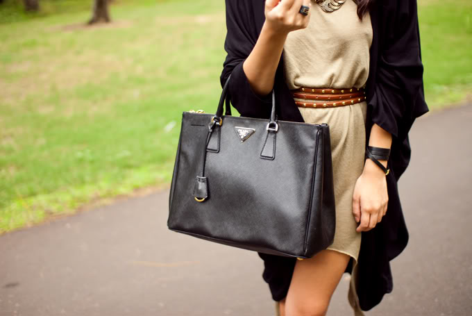 Фото девушки с сумкой в руках