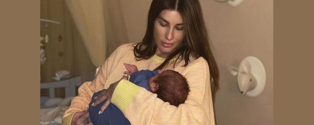 Солистка группы «А-Студио» впервые снялась с новорождённым сыном на руках