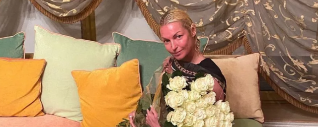 Анастасия Волочкова примерила свадебное платье за 200 тысяч рублей