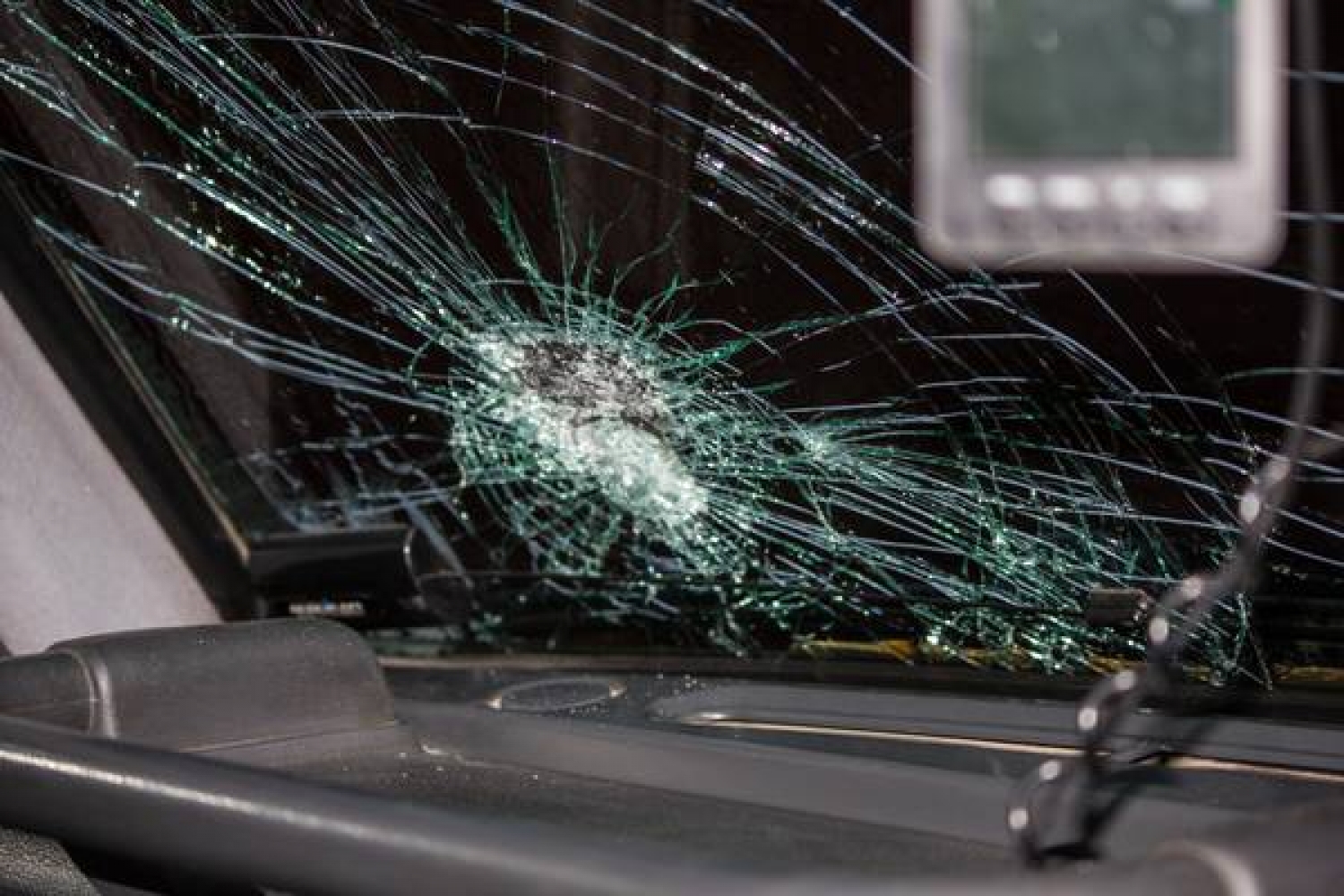 Разбитое лобовое стекло машины. Разбитое лобовое стекло. Разбитое стекло автомобиля. Битое автомобильное стекло.