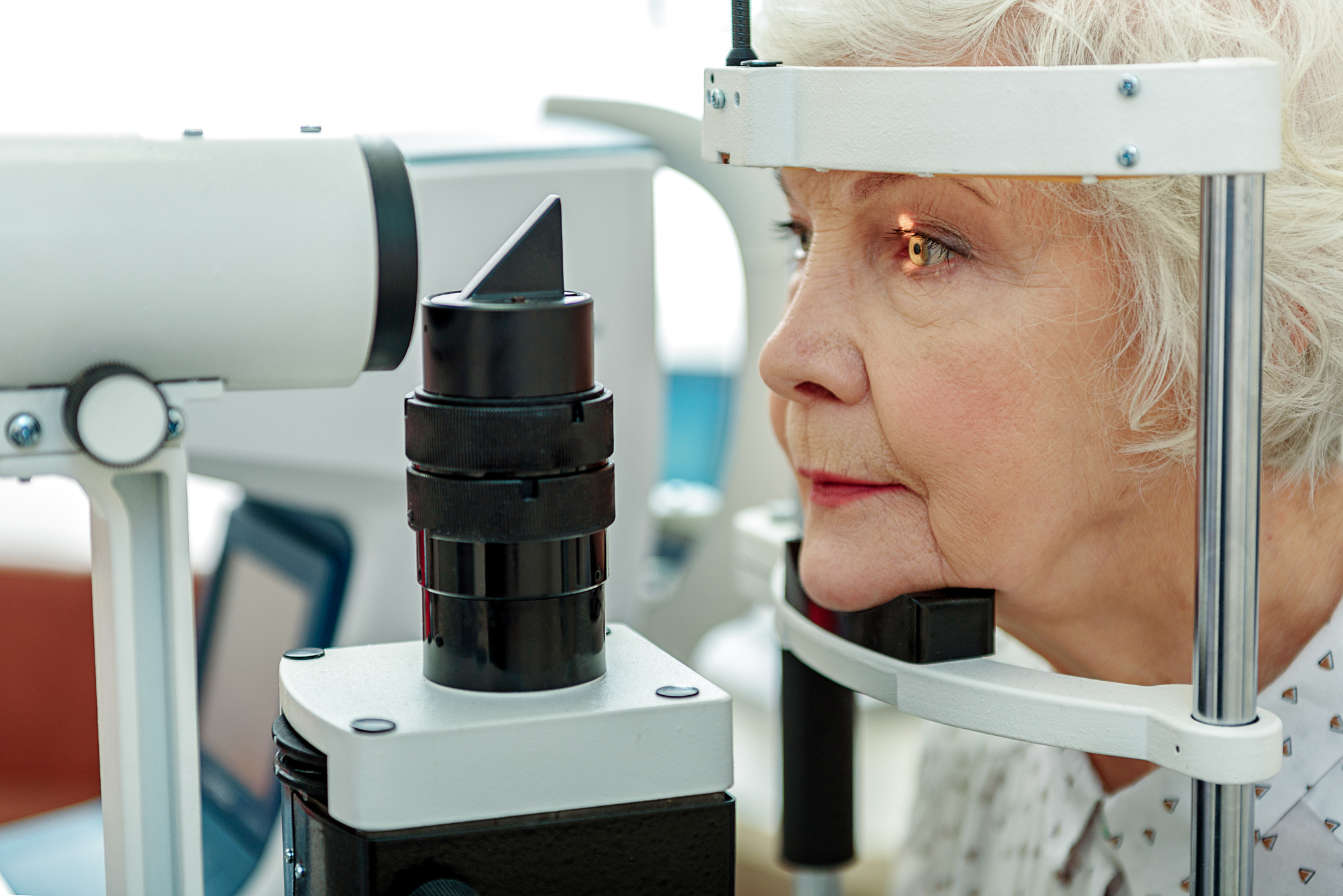 Лечение катаракты у пожилых людей операция. Катаракты офтальмология. Аппарат для проверки зрения. Аппараты для глаукомы. Аппараты для проверки у офтальмолога.