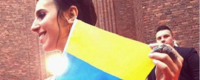 Украинскую певицу Джамалу резко раскритиковали из-за перевернутого флага на фото