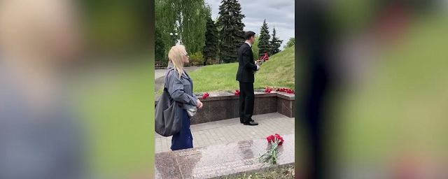 Лариса Долина и Дмитрий Дюжев в Донецке почтили память жертв фашизма