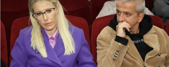 Телеведущая Ксения Собчак появилась на публике в лавандовом костюме и розовых лодочках в московском кинотеатре