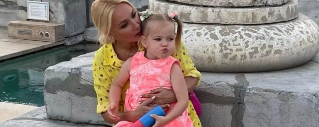 Телеведущая Лера Кудрявцева выложила в сеть фото 4-летней дочери, которая станцевала вальс