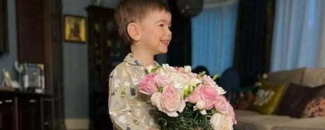 Двухлетний Ваган Петросян подарил Татьяне Брухуновой букет в День матери