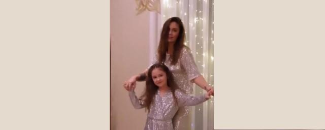 Агата Муцениеце показала кадры подготовки к новогодней вечеринке вместе с дочерью Мией