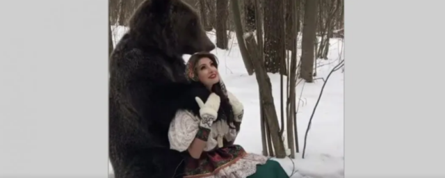 Актриса Анастасия Макеева устроила опасную фотосессию с живым медведем