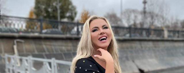 Певица Анна Семенович рассказала, почему мужчины питают любовь к женской груди