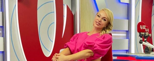 Телеведущая Алла Довлатова вышла в свет в платье с глубоким декольте