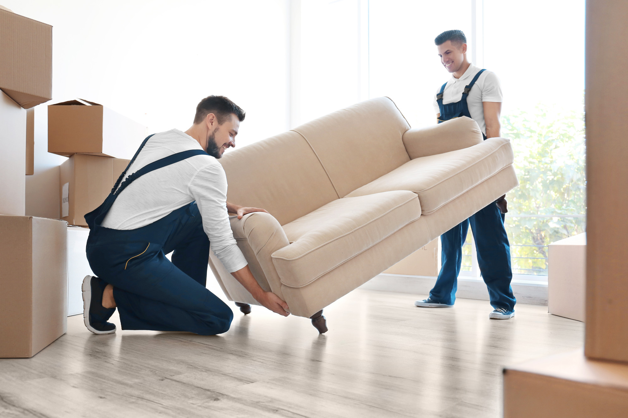 Do you a new home. Грузчик мебели. Транспортировка мебели. Грузчики диван. Квартирный переезд.