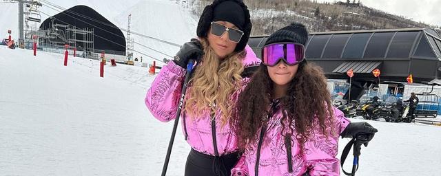 Мэрайя Кэри катается на лыжах в Аспене в лыжном костюме Moncler за 141 тысячу рублей