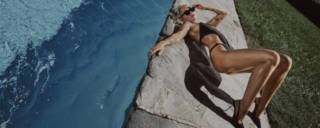 Майли Сайрус опубликовала кадры в черном купальнике и запустила загадочный обратный отсчет