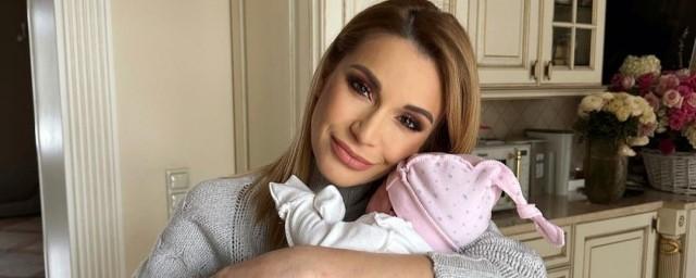 Телеведущая Ольга Орлова сообщила о выходе на работу через две недели после родов