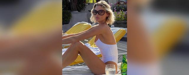 Экс-ангел Victoria's Secret Эльза Хоск показала фигуру в белом купальнике