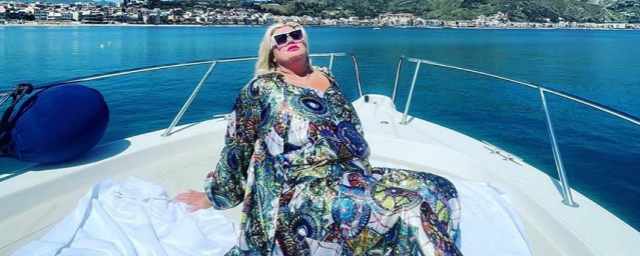 Модель Джемма Коллинз снялась в купальнике на яхте в Италии
