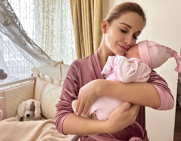 Ольга Орлова оставляет свою новорожденную дочь с чужим человеком