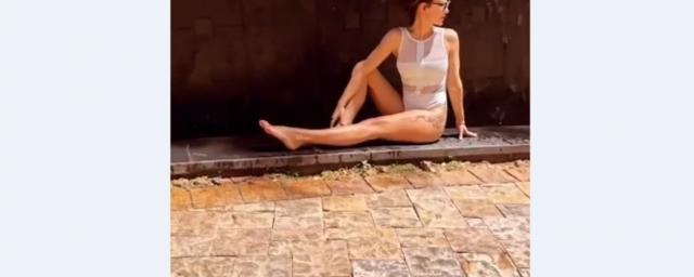 Актриса Екатерина Климова выложила в сеть фото, на котором позирует в сетчатом купальнике