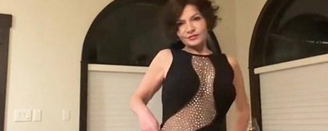 Блогерша Janyarn показала, как нужно выглядеть в 51 год, надев откровенное платье