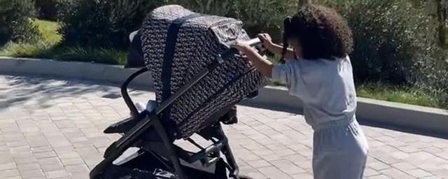 Хлои Кардашьян катает 9-месячного сына в коляске от Dior почти 400 тысяч рублей
