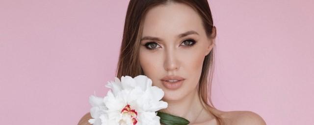 Модель Анастасия Костенко пожаловалась на неприятные ощущения после пластики груди