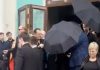 На похоронах мужа Диану Гурцкую спрятали под черными зонтами