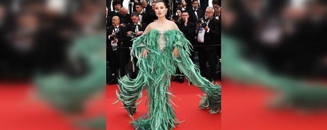 Виктория Боня появилась в платье с перьями на Каннском кинофестивале во Франции