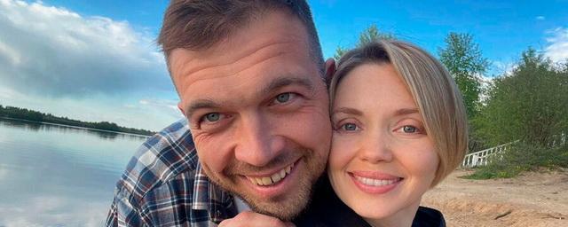 Беременная актриса Ольга Кузьмина объявила о помолвке с возлюбленным Евгением Апанасевичем
