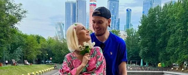 Телеведущая Лера Кудрявцева рассказала о свидании в парке с мужем-хоккеистом