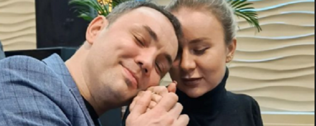 Александр Гобозов обвенчался с беременной супругой