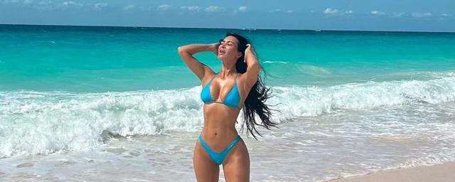 Ким Кардашьян появилась в голубом бикини на пляже