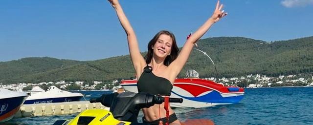 Лиза Арзамасова показала фото на гидроцикле во время отдыха в Турции