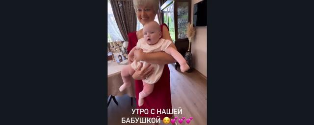 Ольга Орлова показала трогательные кадры, как ее мать нянчится с внучкой Анной
