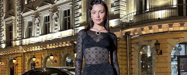 23-летняя блогерша Дина Саева сфотографировалась в прозрачном платье на улице