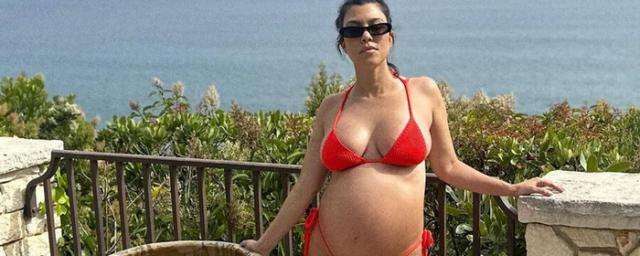 44-летняя беременная Кортни Кардашьян показала фигуру в купальнике