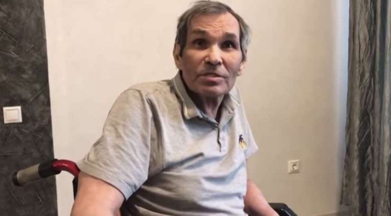 Алибасов, обмотавшись шлангом от пылесоса, заявил о своем выздоровлении: «Я не умер!»