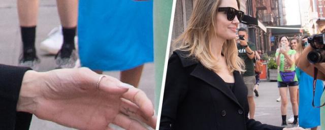 Новые тату Анджелины Джоли на пальцах не посвящены экс-мужу Брэду Питту
