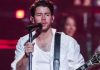 Певец Ник Джонас потребовал зрителей перестать бросать предметы в артистов