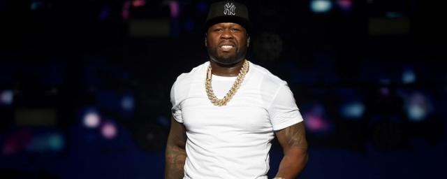 Рэпер 50 Cent кинул со сцены микрофон и разбил лоб фанатке