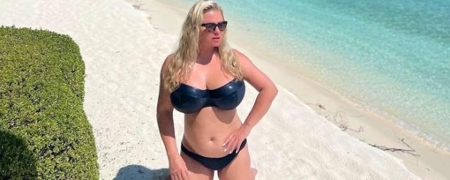 43-летняя Анна Семенович показала пышные формы в открытом купальнике