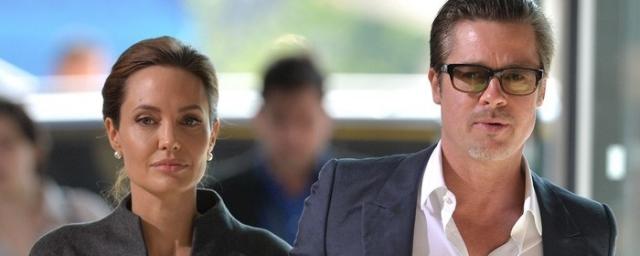 Анджелина Джоли сообщила, что бывший муж Брэд Питт подкупил судью