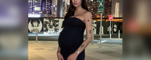 Беременная жена футболиста Федора Смолова выложила снимки в облегающем платье