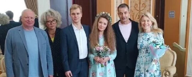 Дмитрий Певцов опубликовал неудачный снимок жены Ольги на свадьбе дочери