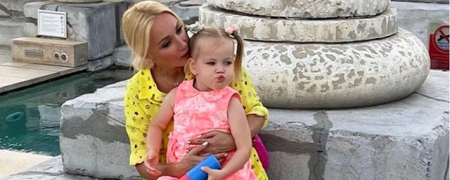 Телеведущая Лера Кудрявцева поделилась кадрами с первой фотосессии дочери