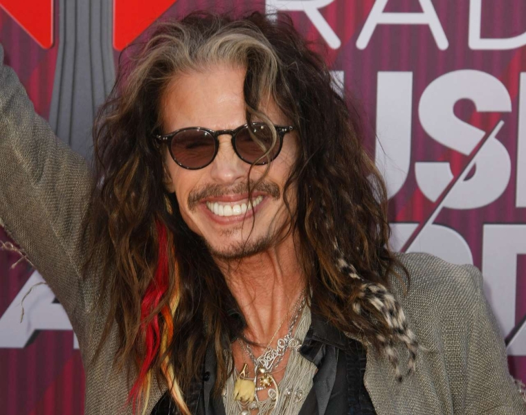 75-летнего лидера Aerosmith Стивена Тайлера обвинили в сексуальном насилии
