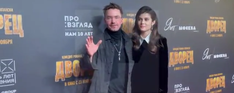 Александр Петров пришел с женой на премьеру фильма Романа Полански «Дворец», где он снялся с Микки Рурком