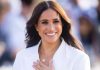 Меган Маркл улыбается в ответ на раскрытие имен членов королевской семьи, обвиняемых в расизме