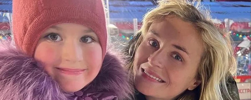 Певица Полина Гагарина выложила снимки с дочерью и наряженной ёлкой