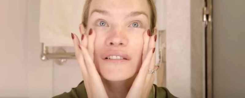 Супермодель Наталья Водянова главным секретом красоты назвала мытьё глаз